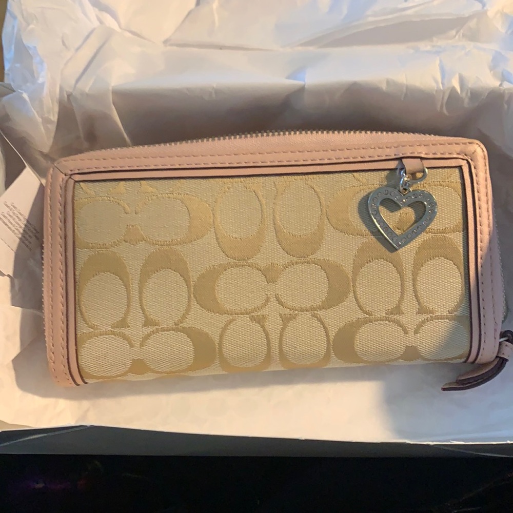 Coach Wallet NWT “Imperfect “